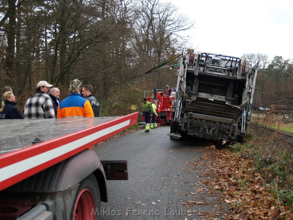 Muellwagen droht zu kippen Koeln Koenigsforst Baumschulweg  P30.JPG